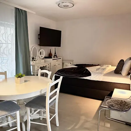 Nearby Romantic Retreat דירה